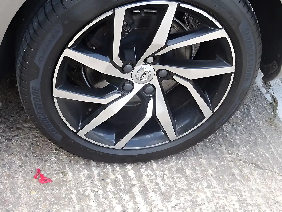 Used 2019 Volvo V60 Momentum Grey - Interior and Exterior details 18