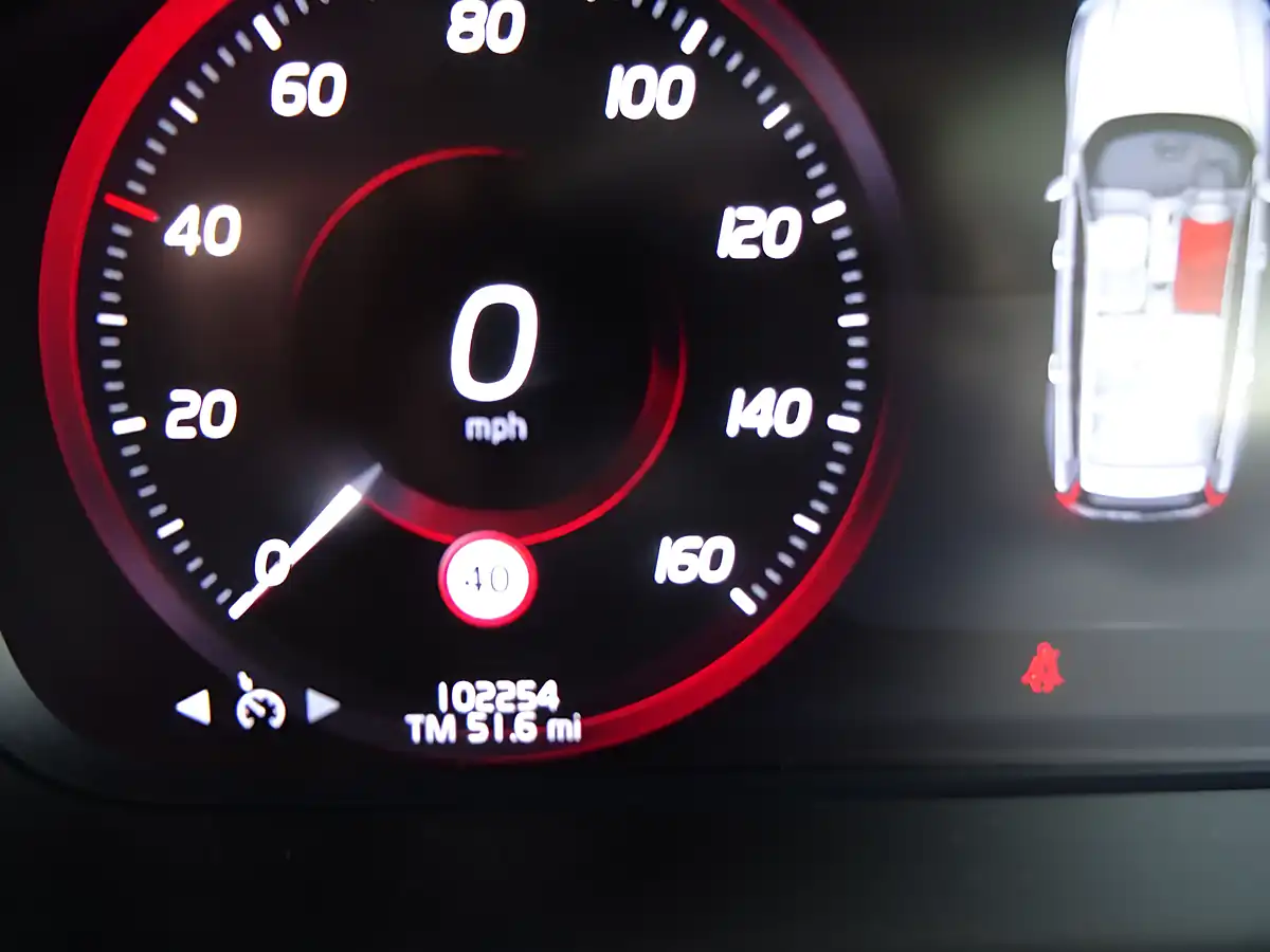 Used 2019 Volvo V60 Momentum Grey - Interior and Exterior details 7