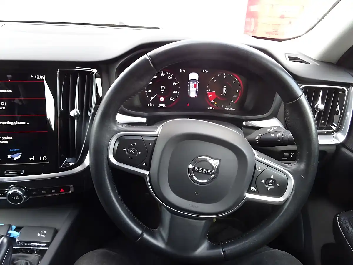 Used 2019 Volvo V60 Momentum Grey - Interior and Exterior details 9
