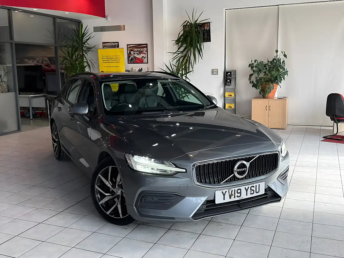 Used 2019 Volvo V60 Momentum Plus Grey - Front View