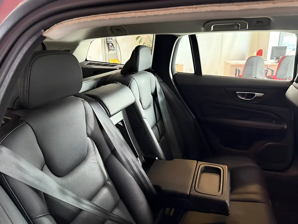 Used 2019 Volvo V60 Momentum Plus Grey - Interior and Exterior details 11
