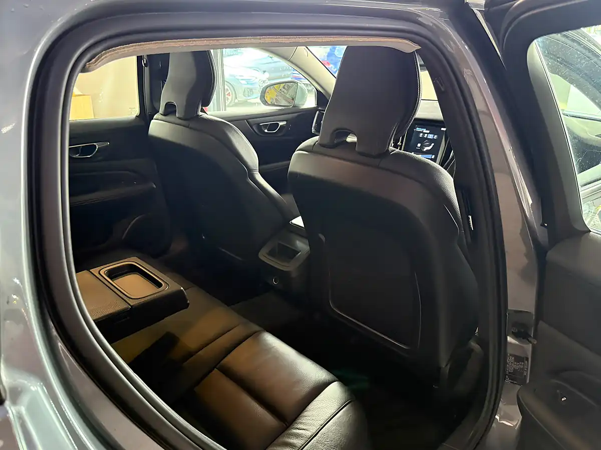 Used 2019 Volvo V60 Momentum Plus Grey - Interior and Exterior details 12