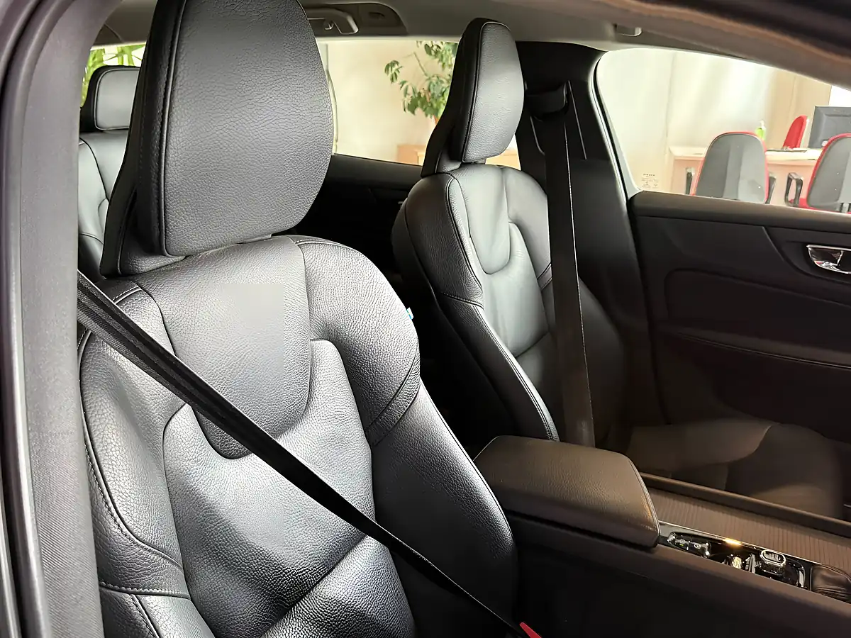 Used 2019 Volvo V60 Momentum Plus Grey - Interior and Exterior details 13