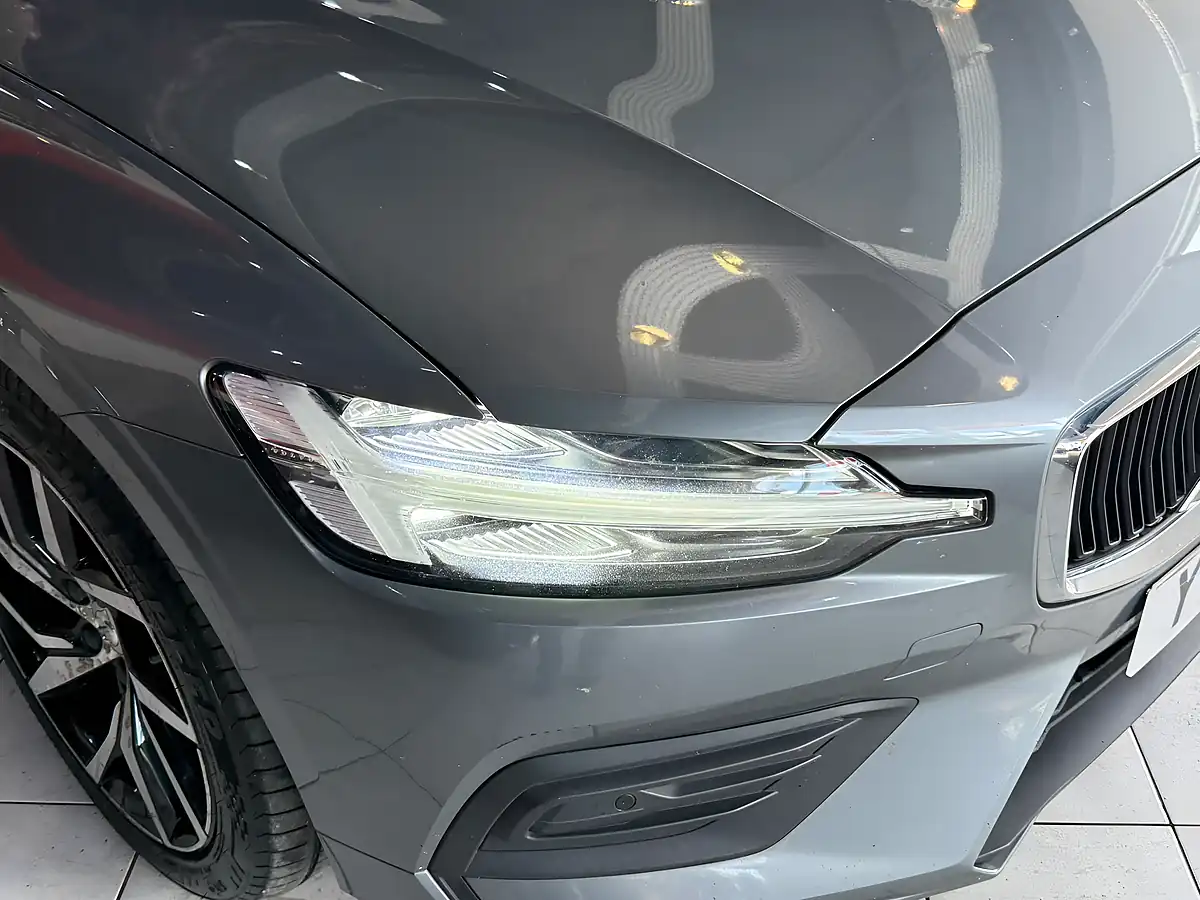 Used 2019 Volvo V60 Momentum Plus Grey - Interior and Exterior details 3