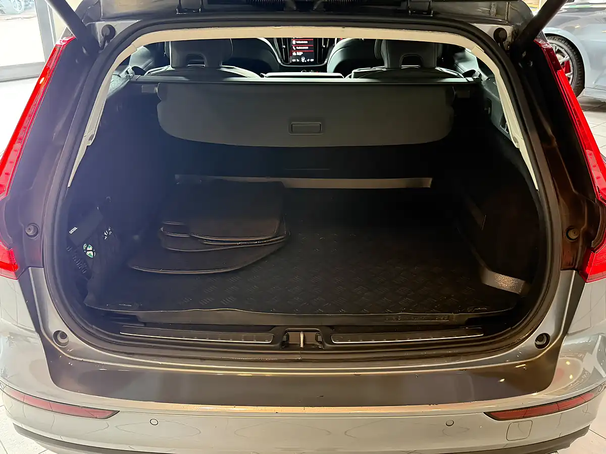 Used 2019 Volvo V60 Momentum Plus Grey - Interior and Exterior details 9