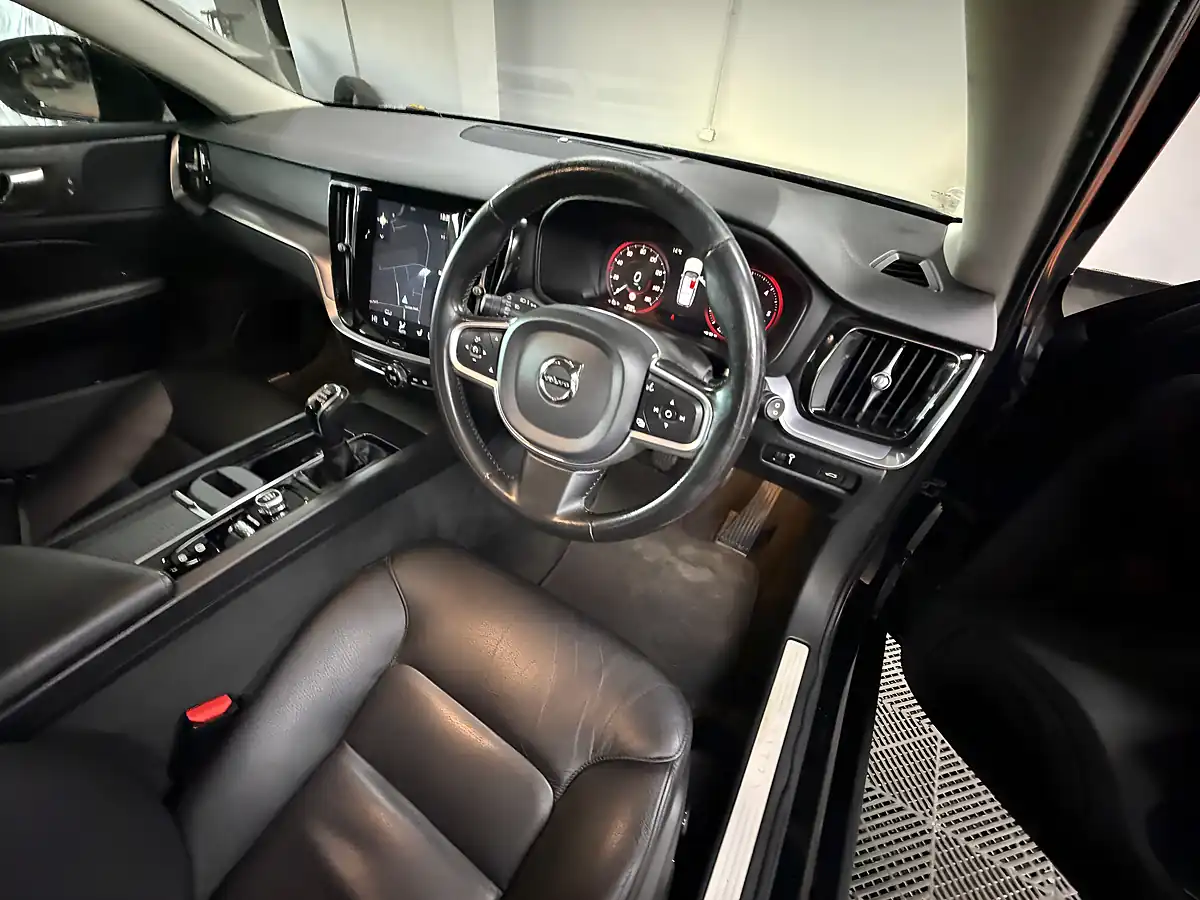 Used 2019 Volvo V60 Momentum Plus Onyx Black - Interior and Exterior details 11