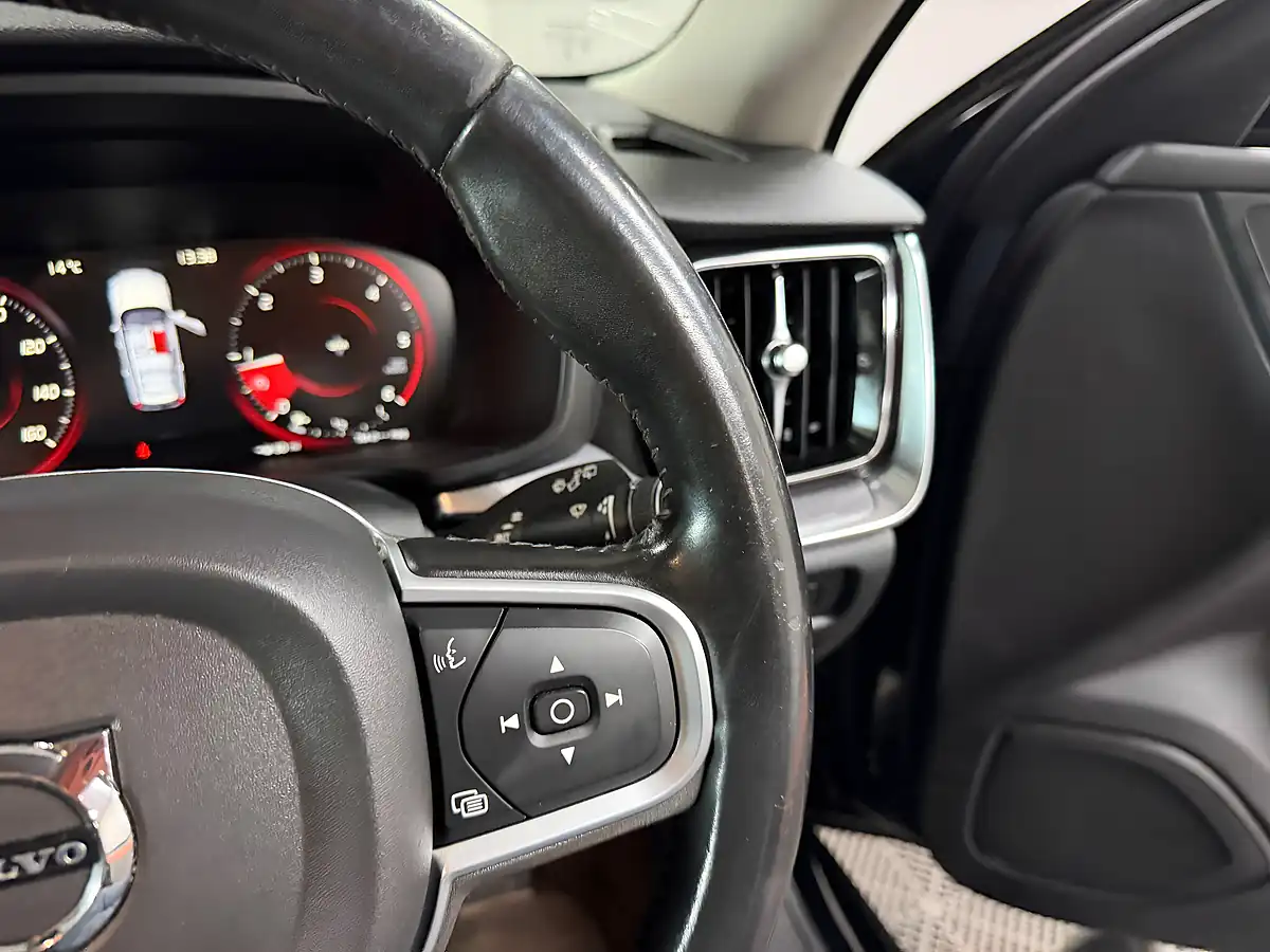 Used 2019 Volvo V60 Momentum Plus Onyx Black - Interior and Exterior details 14