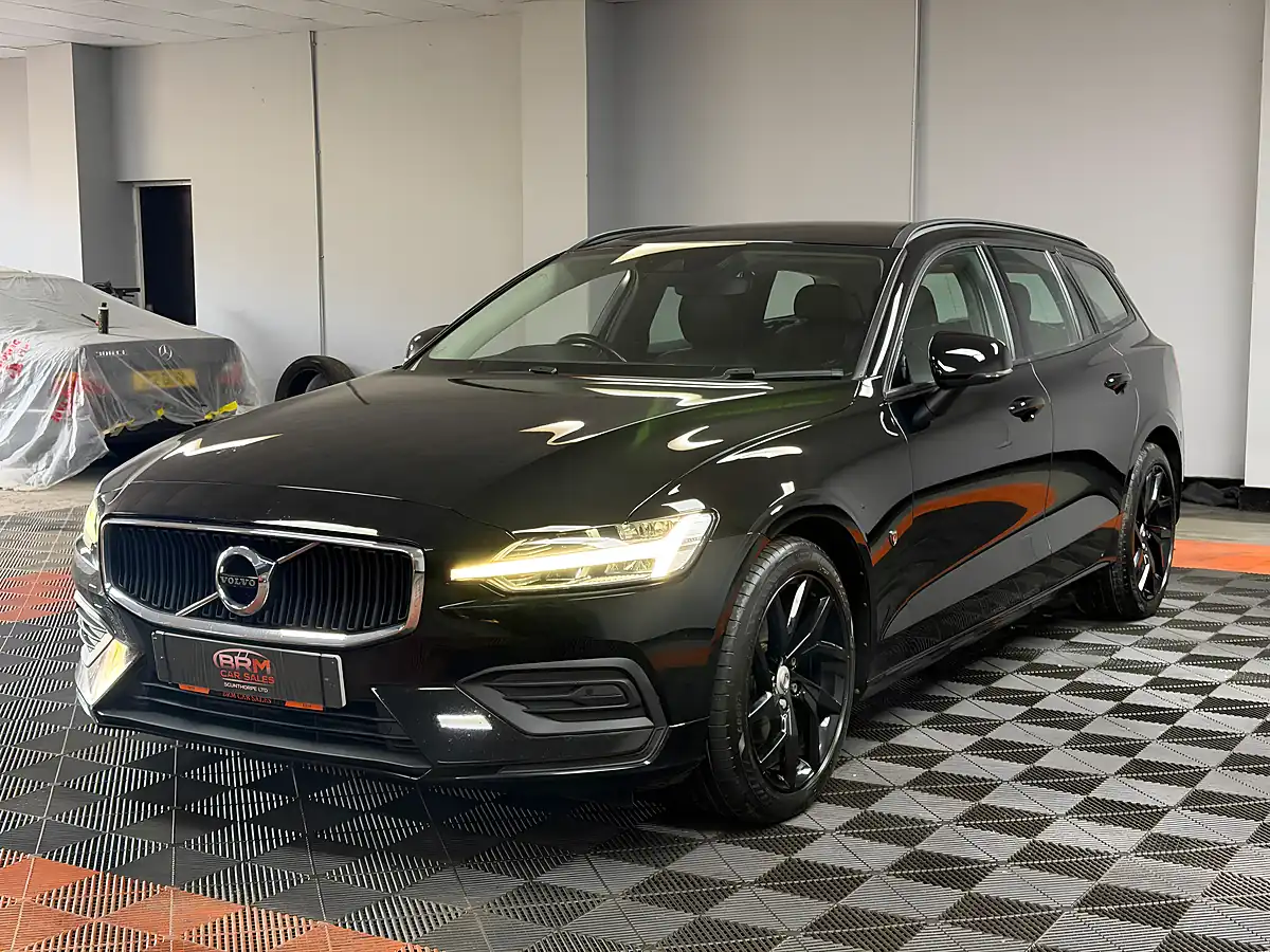 Used 2019 Volvo V60 Momentum Plus Onyx Black - Interior and Exterior details 4
