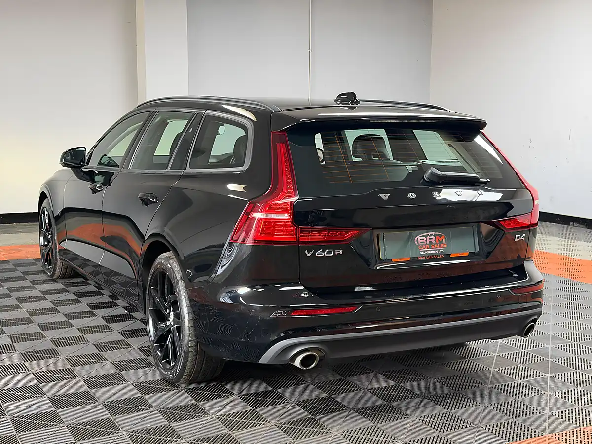 Used 2019 Volvo V60 Momentum Plus Onyx Black - Interior and Exterior details 5