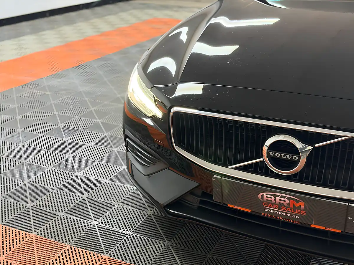 Used 2019 Volvo V60 Momentum Plus Onyx Black - Interior and Exterior details 6