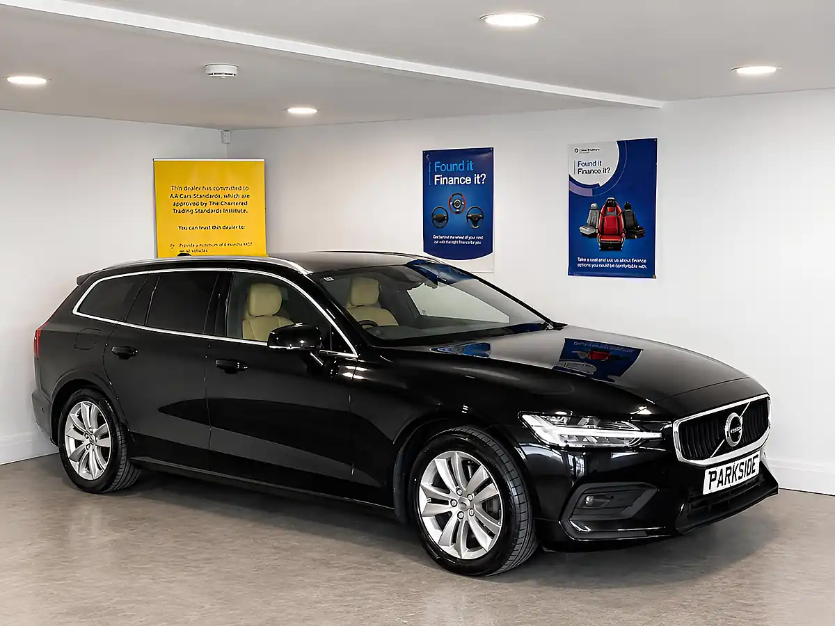 Used 2019 Volvo V60 Momentum Pro Black - Front View