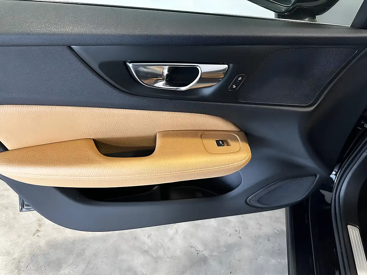 Used 2019 Volvo V60 Momentum Pro Black - Interior and Exterior details 11