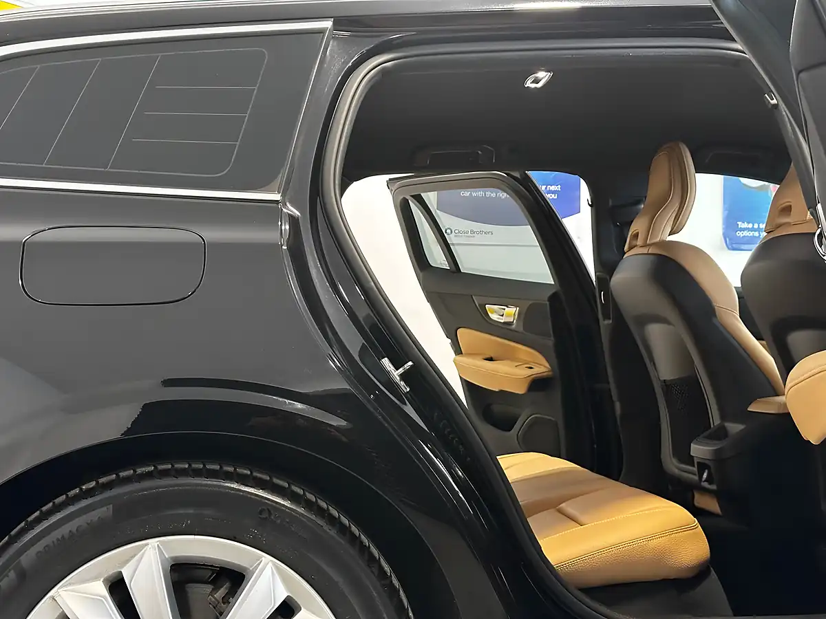 Used 2019 Volvo V60 Momentum Pro Black - Interior and Exterior details 12