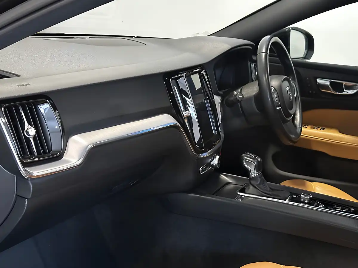 Used 2019 Volvo V60 Momentum Pro Black - Interior and Exterior details 13