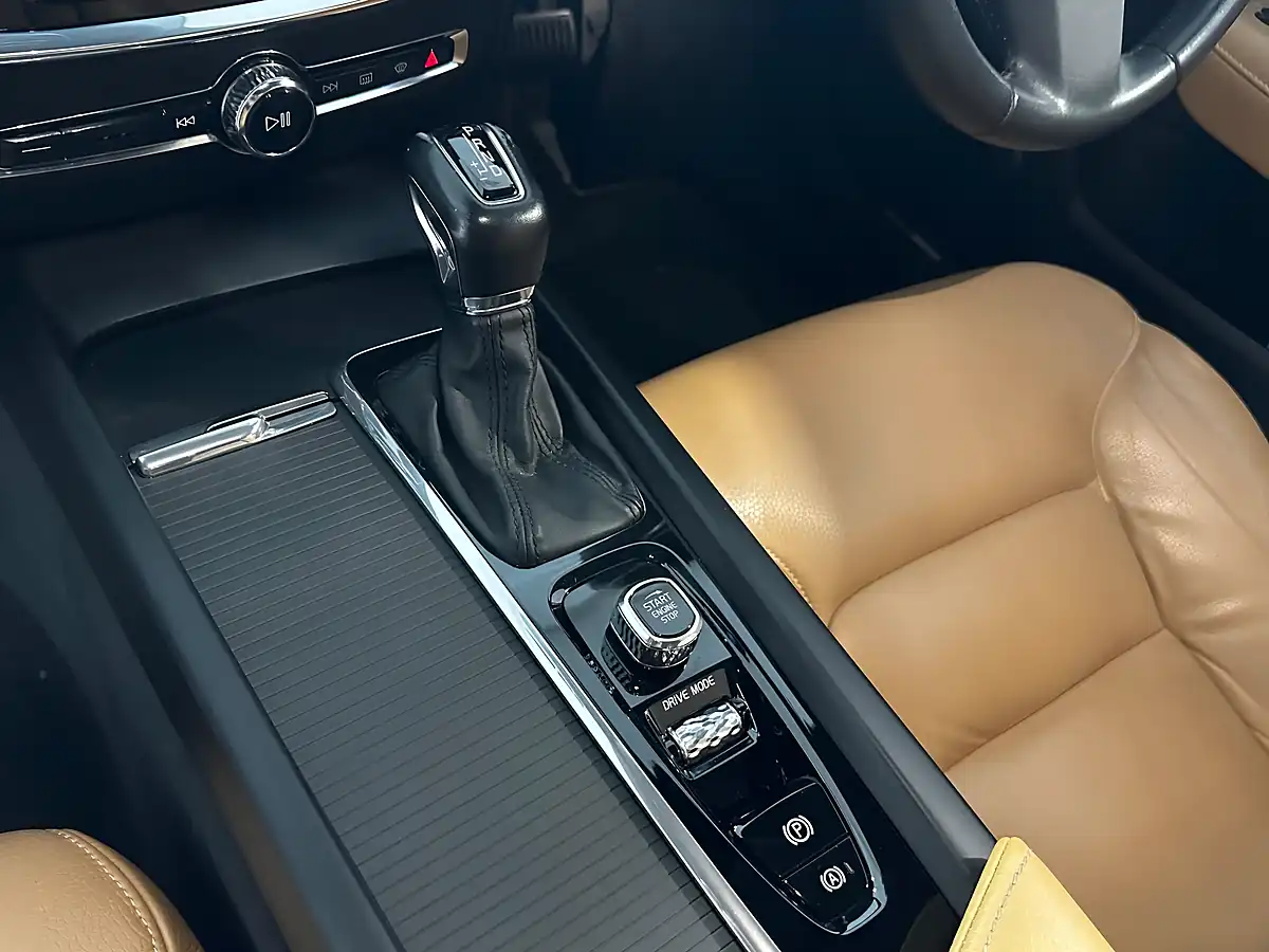 Used 2019 Volvo V60 Momentum Pro Black - Interior and Exterior details 16