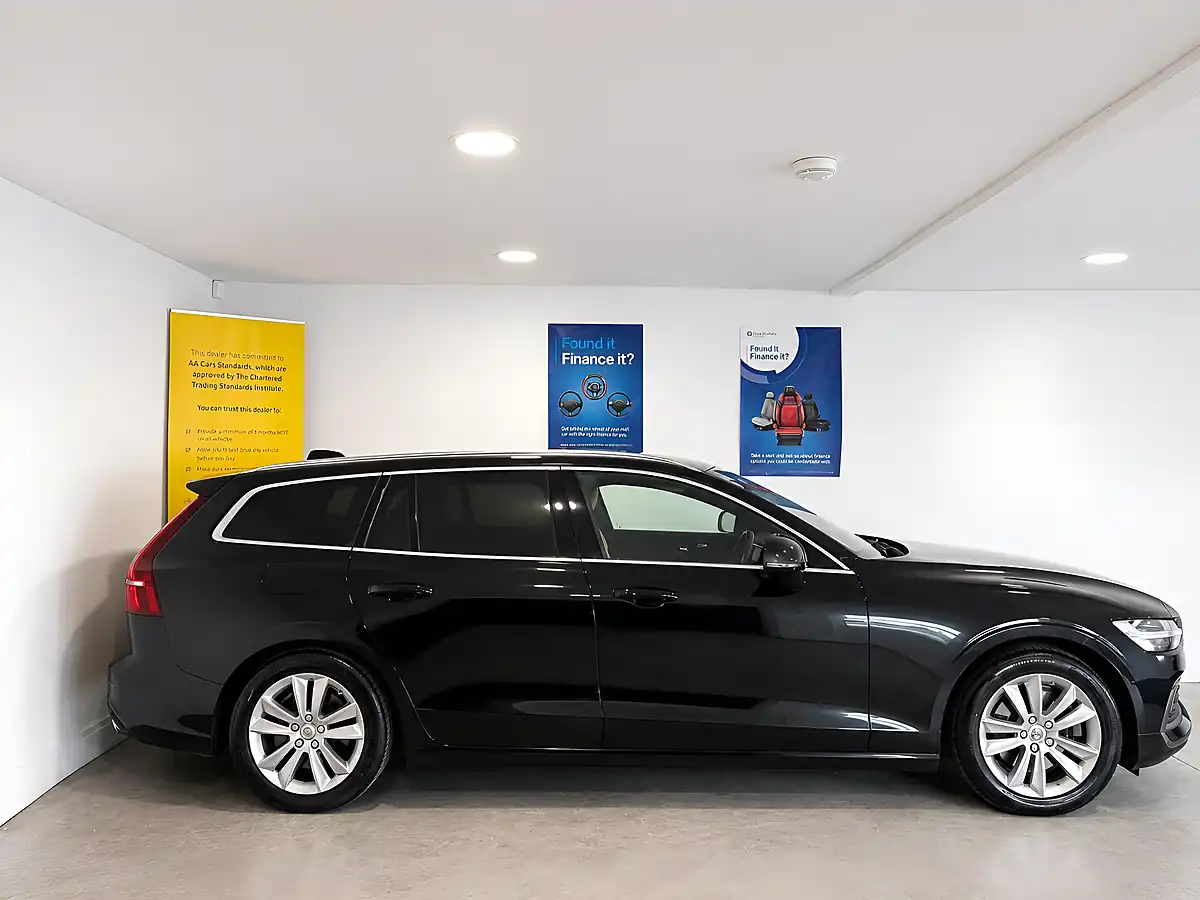 Used 2019 Volvo V60 Momentum Pro Black - Interior and Exterior details 7