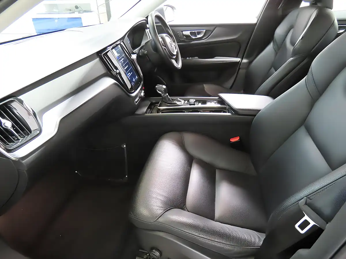 Used 2019 Volvo V60 Momentum Pro Grey - Interior and Exterior details 8