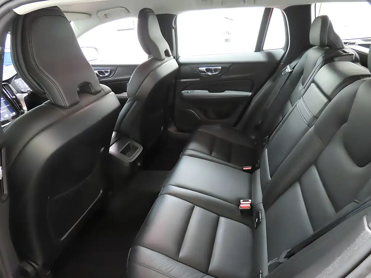 Used 2019 Volvo V60 Momentum Pro Grey - Interior and Exterior details 9