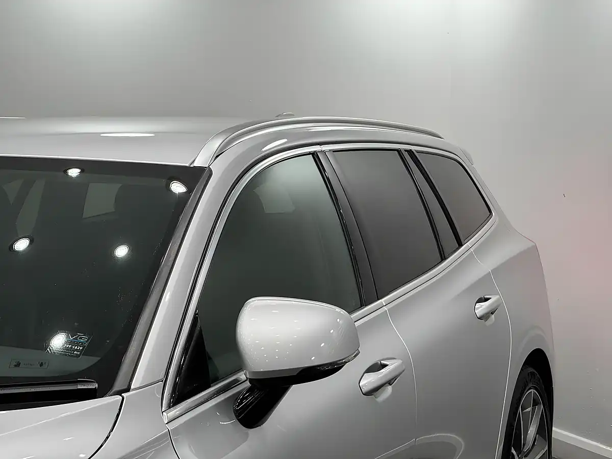Used 2019 Volvo V60 Momentum Pro Silver - Interior and Exterior details 10