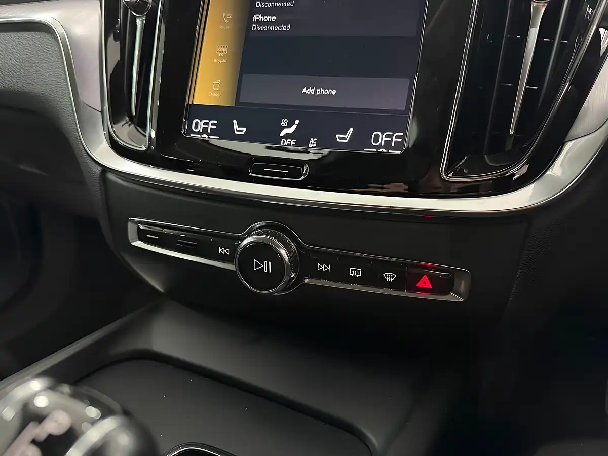 Used 2019 Volvo V60 Momentum Pro Silver - Interior and Exterior details 15