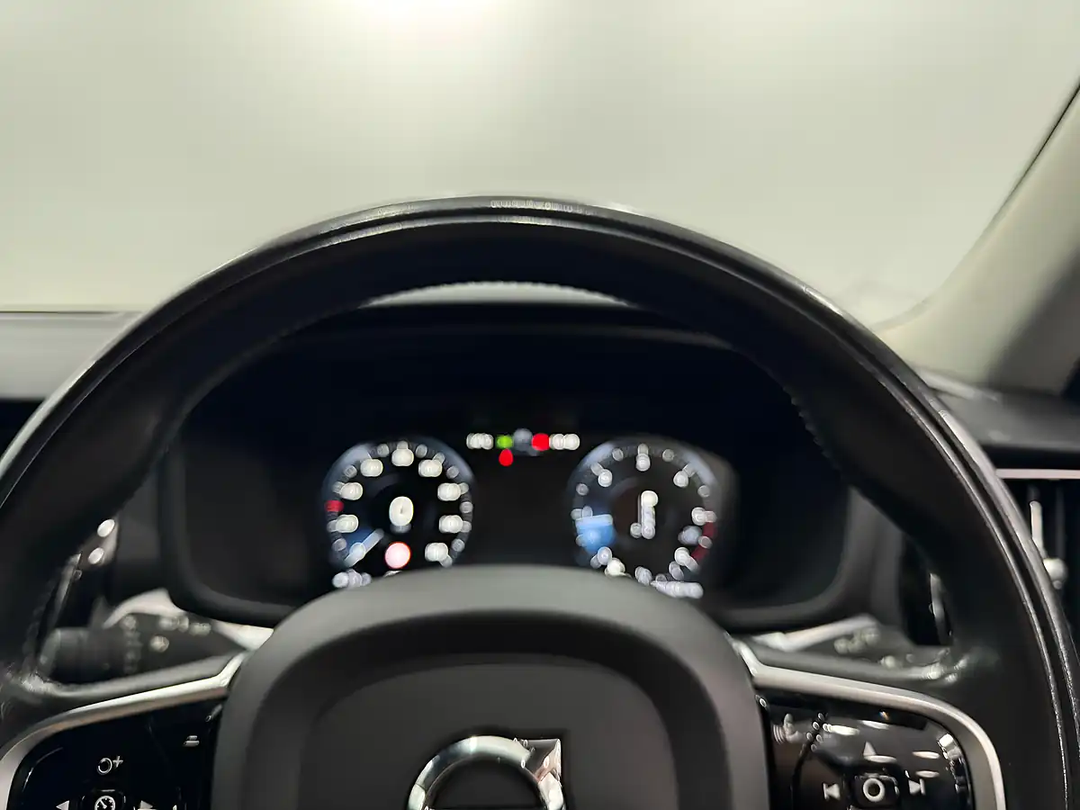 Used 2019 Volvo V60 Momentum Pro Silver - Interior and Exterior details 16