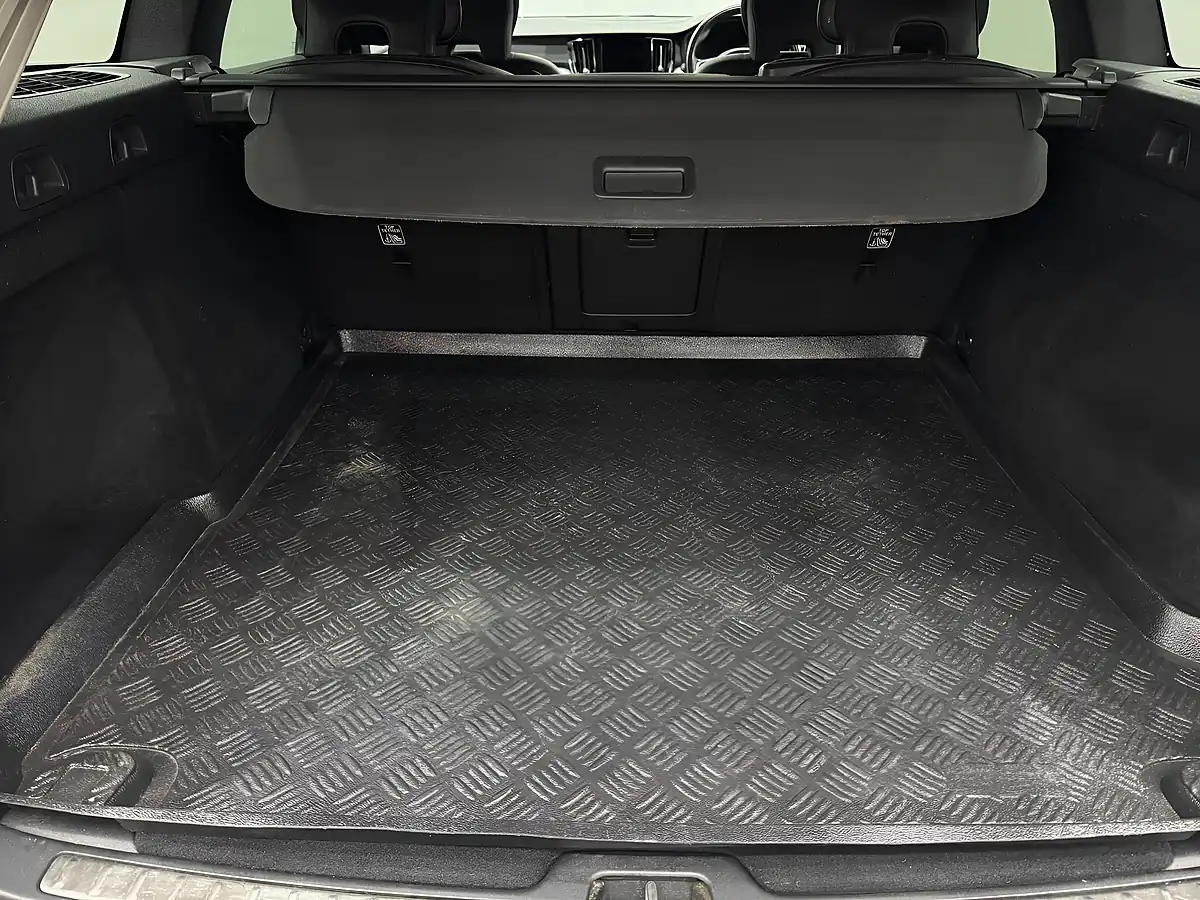 Used 2019 Volvo V60 Momentum Pro Silver - Interior and Exterior details 19