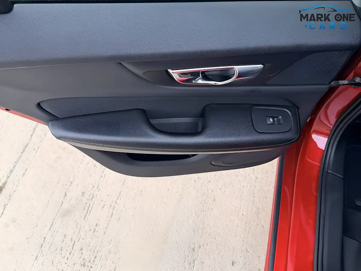Used 2019 Volvo V60 Momentum Red - Interior and Exterior details 17