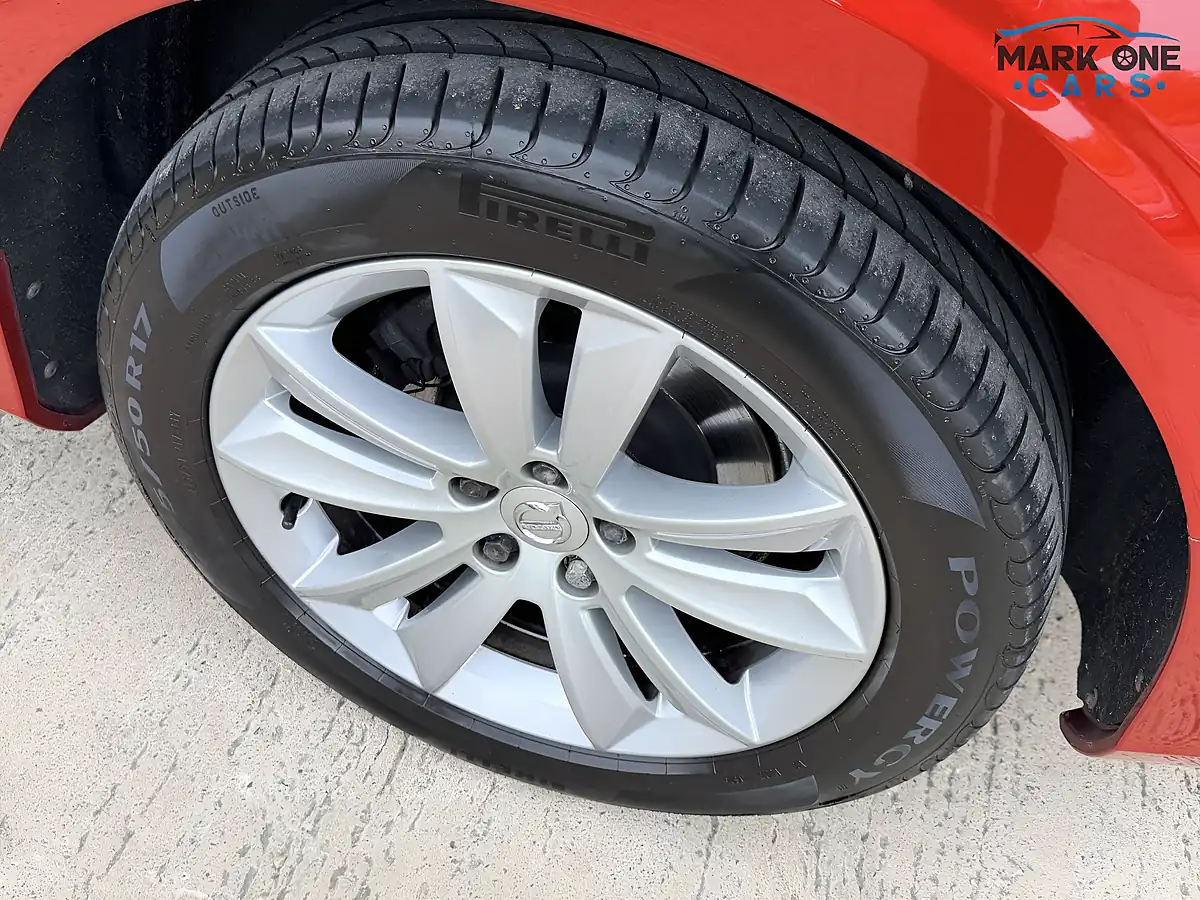 Used 2019 Volvo V60 Momentum Red - Interior and Exterior details 4