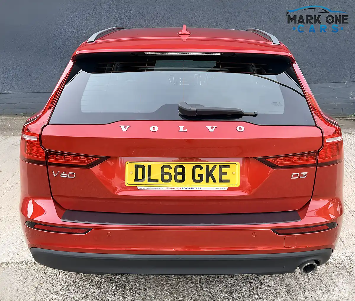 Used 2019 Volvo V60 Momentum Red - Interior and Exterior details 9