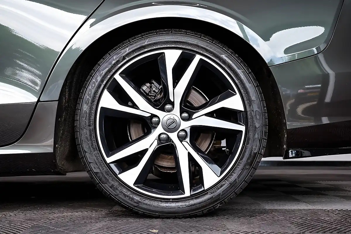 Used 2019 Volvo V60 R-Design Grey - Interior and Exterior details 15