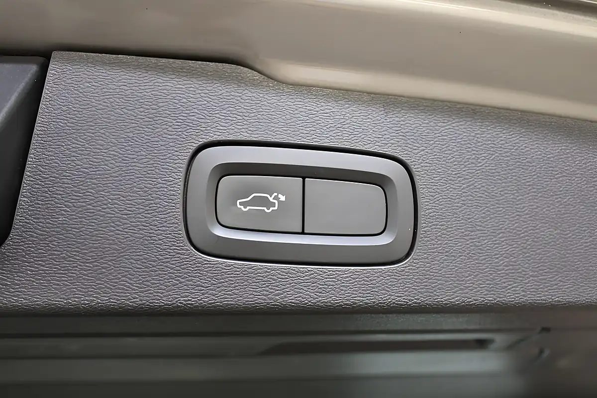 Used 2019 Volvo V60 R-Design Grey - Interior and Exterior details 11