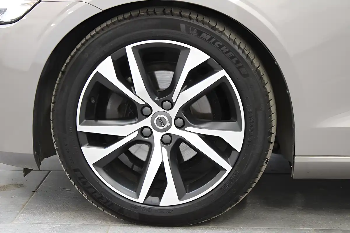 Used 2019 Volvo V60 R-Design Grey - Interior and Exterior details 13