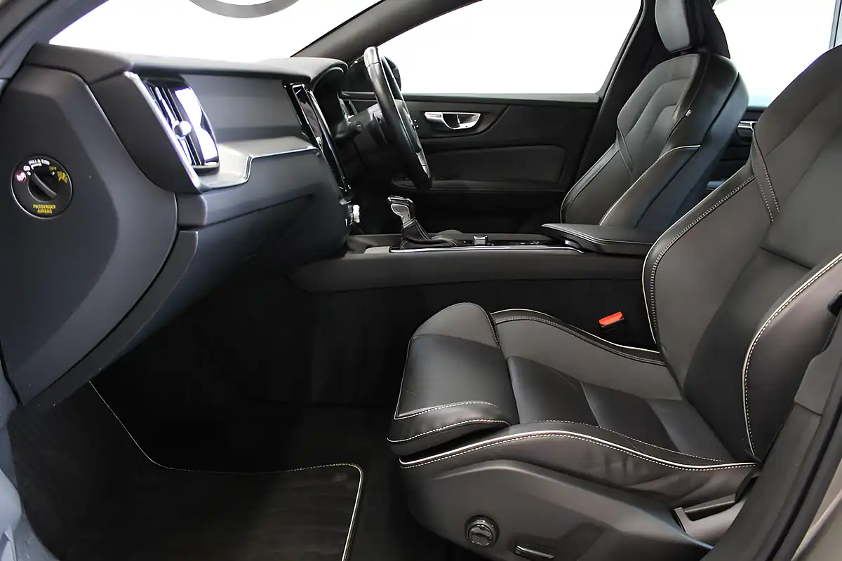 Used 2019 Volvo V60 R-Design Grey - Interior and Exterior details 15
