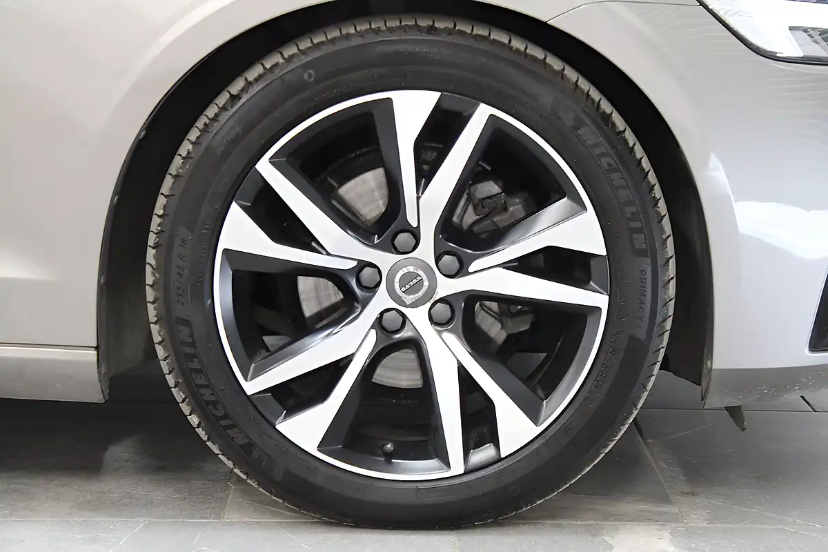 Used 2019 Volvo V60 R-Design Grey - Interior and Exterior details 9