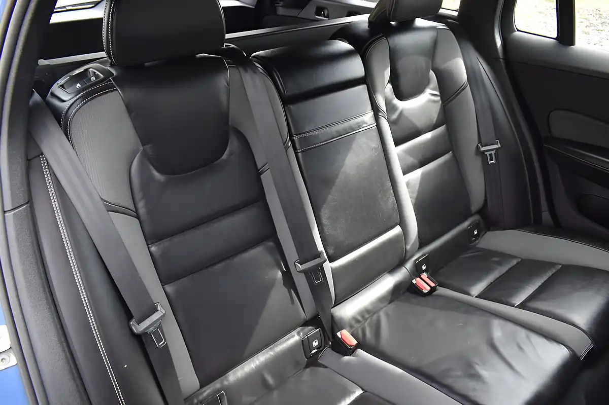 Used 2019 Volvo V60 R-Design Plus Bursting Blue - Interior and Exterior details 10