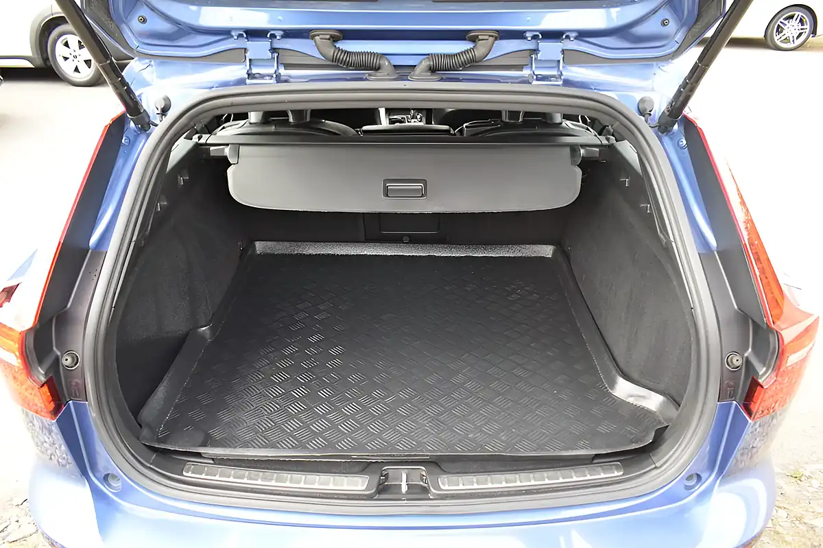 Used 2019 Volvo V60 R-Design Plus Bursting Blue - Interior and Exterior details 11