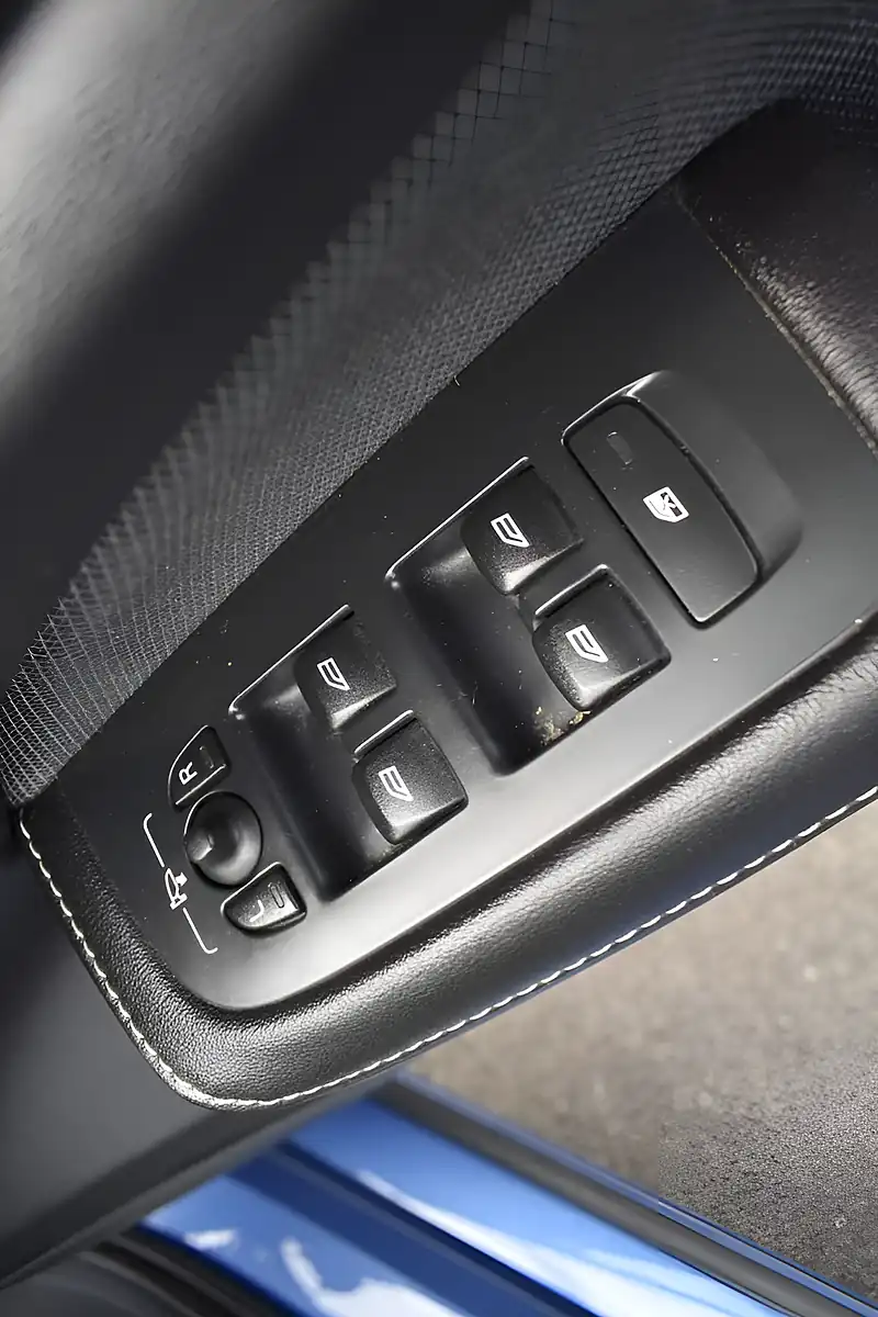 Used 2019 Volvo V60 R-Design Plus Bursting Blue - Interior and Exterior details 16
