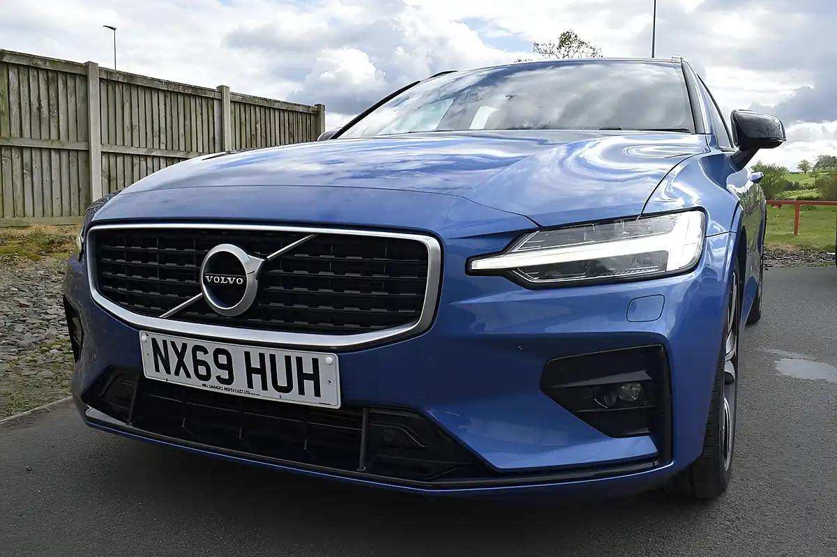 Used 2019 Volvo V60 R-Design Plus Bursting Blue - Interior and Exterior details 17