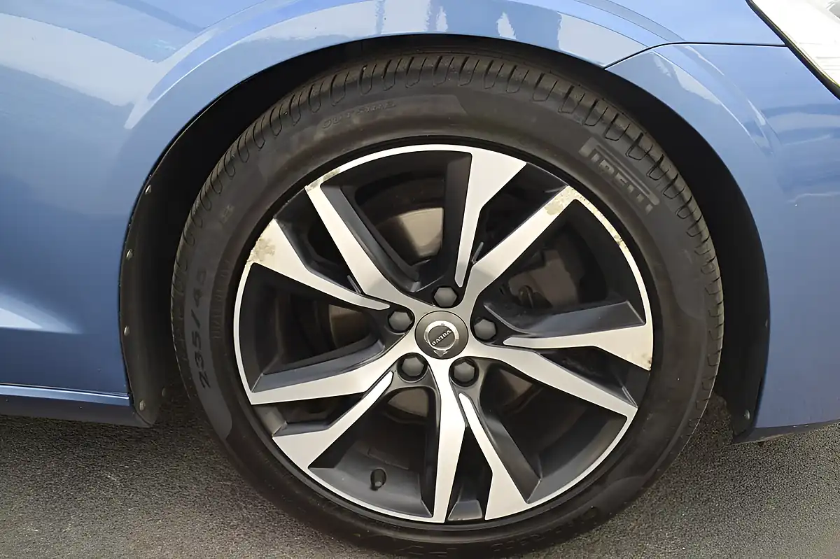 Used 2019 Volvo V60 R-Design Plus Bursting Blue - Interior and Exterior details 4