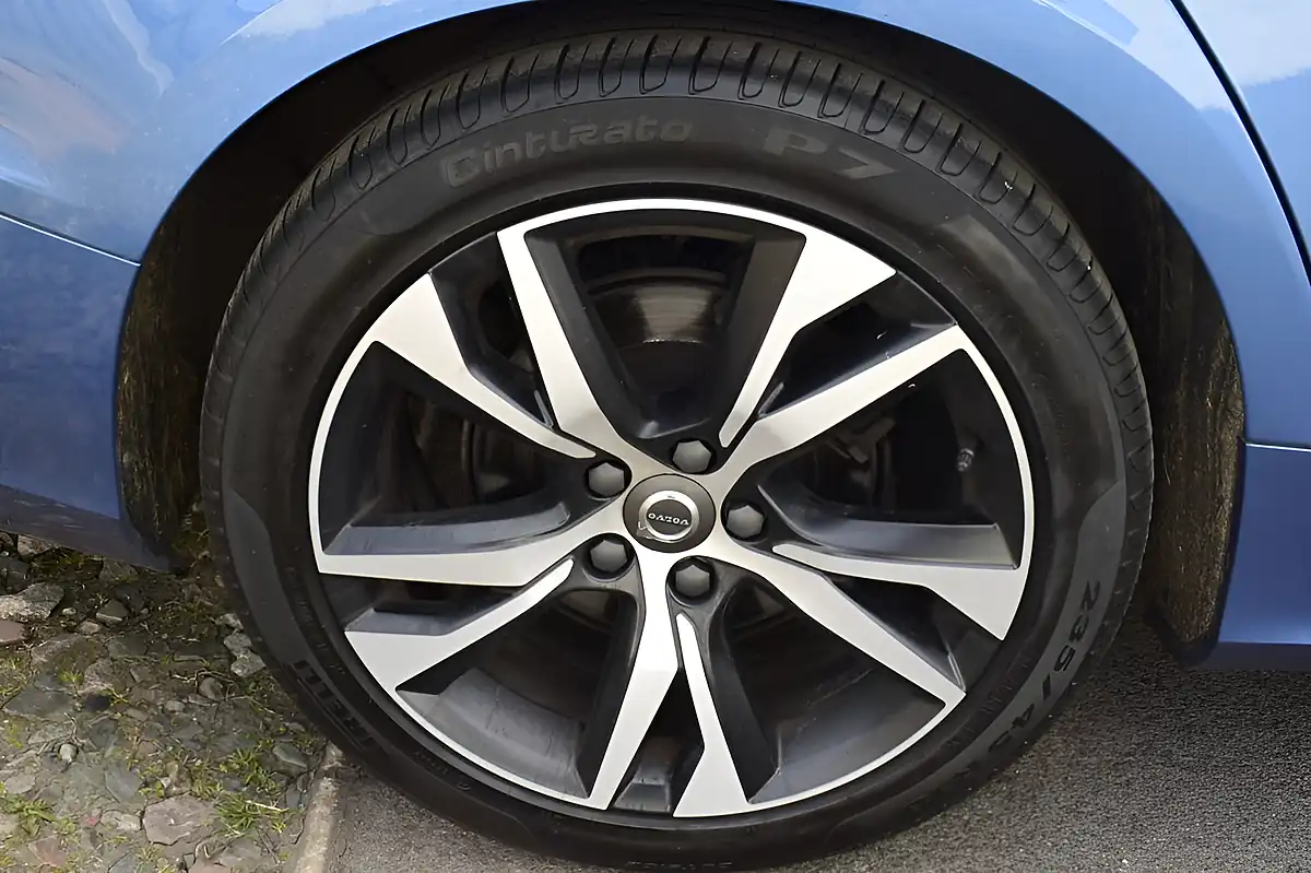 Used 2019 Volvo V60 R-Design Plus Bursting Blue - Interior and Exterior details 5