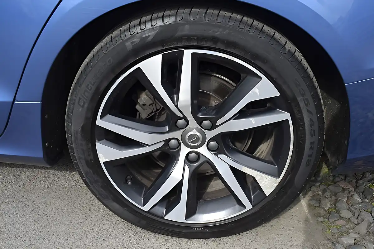 Used 2019 Volvo V60 R-Design Plus Bursting Blue - Interior and Exterior details 6