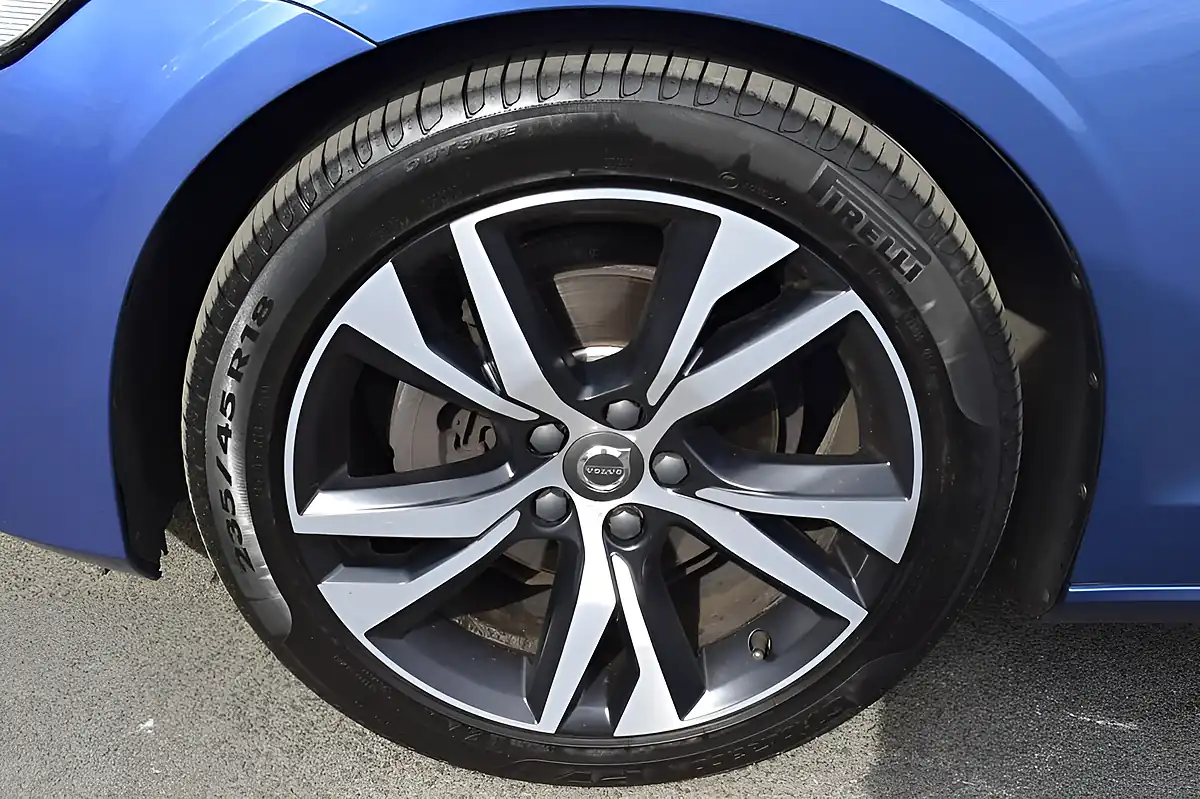 Used 2019 Volvo V60 R-Design Plus Bursting Blue - Interior and Exterior details 7