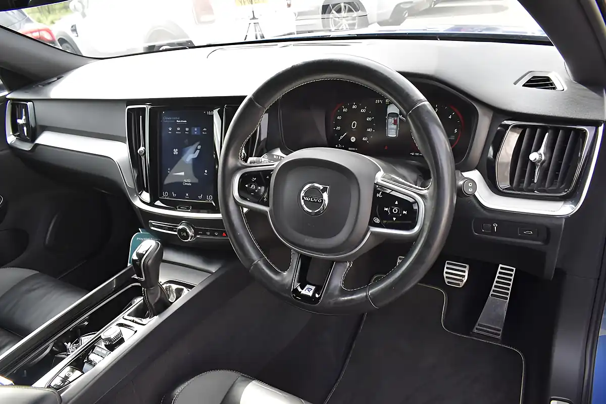 Used 2019 Volvo V60 R-Design Plus Bursting Blue - Interior and Exterior details 8