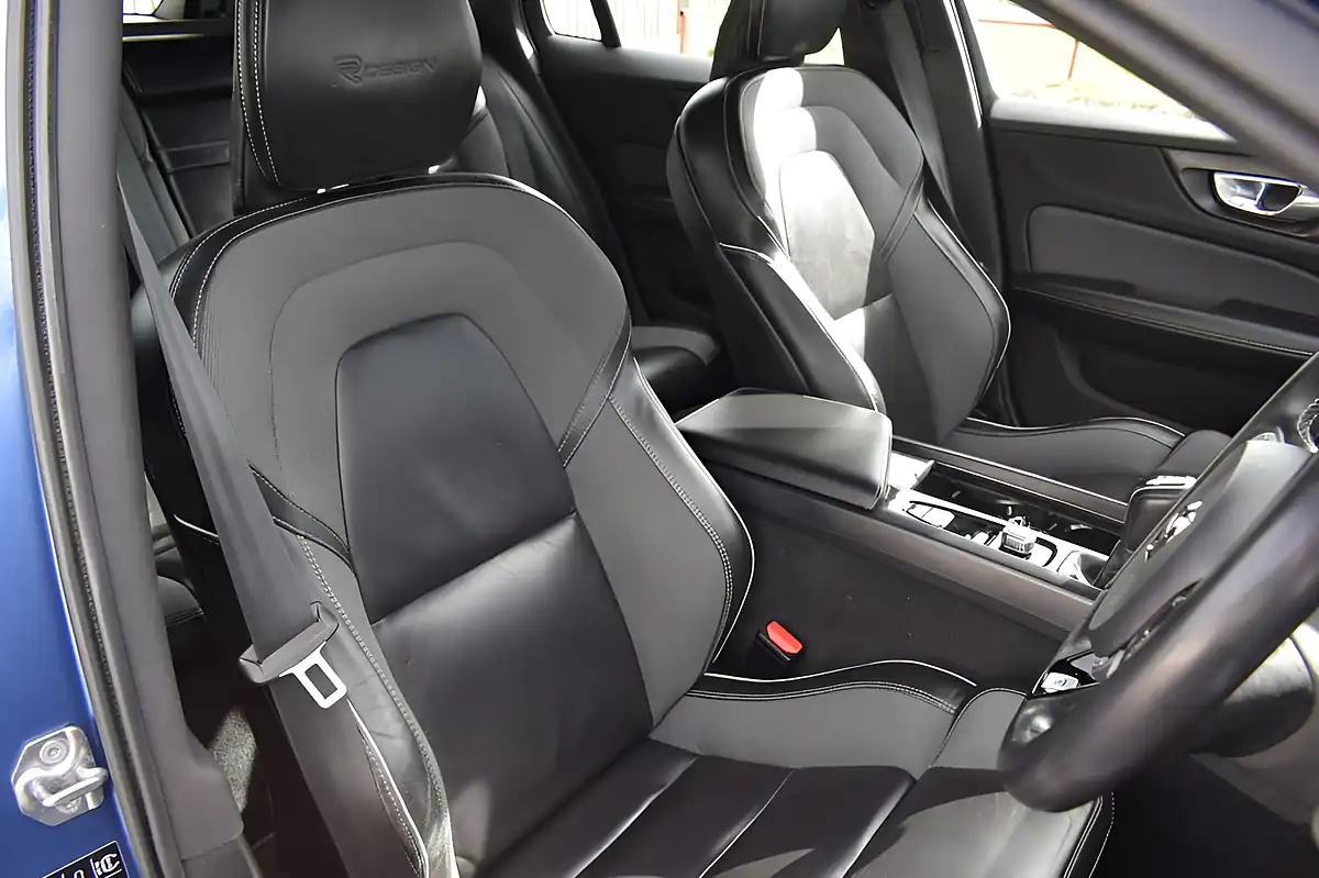 Used 2019 Volvo V60 R-Design Plus Bursting Blue - Interior and Exterior details 9