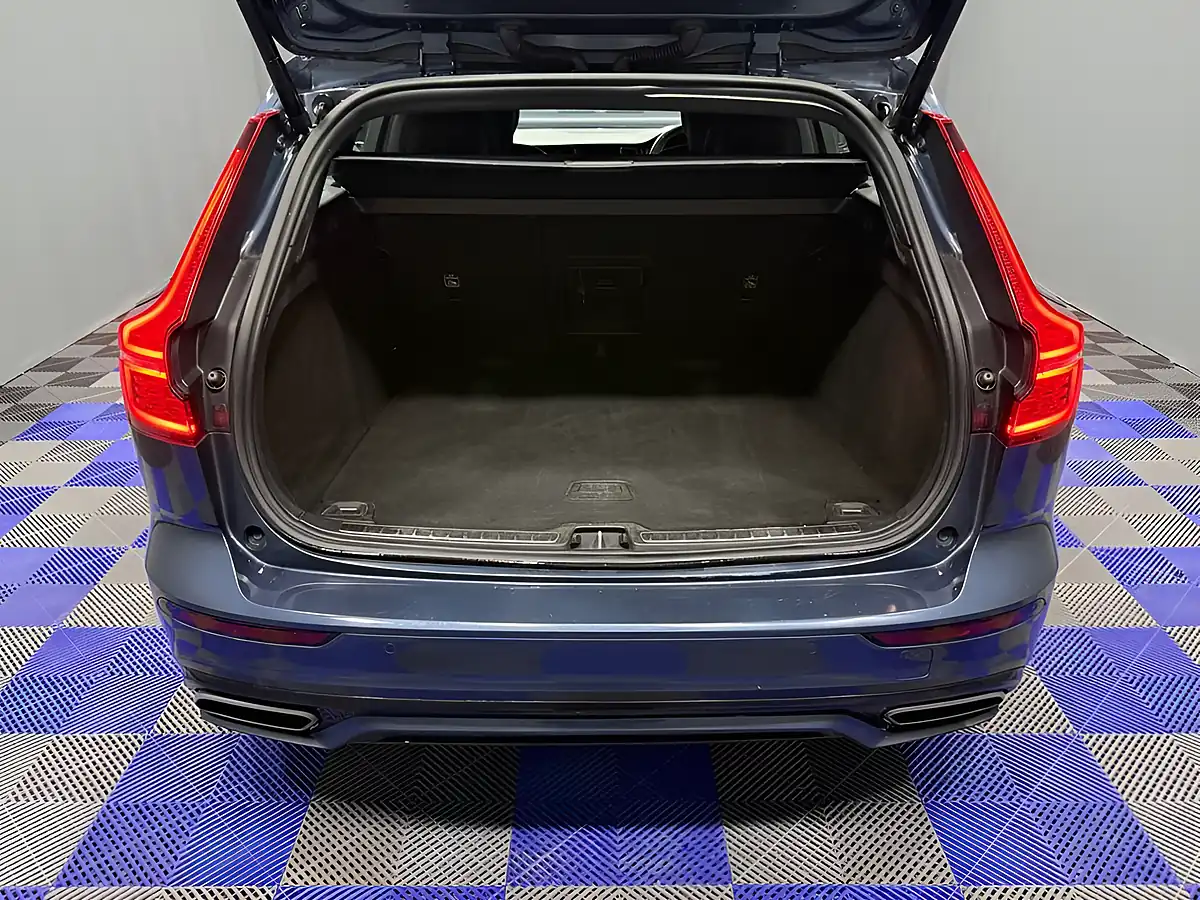 Used 2019 Volvo V60 R-Design Plus Denim Blue - Interior and Exterior details 12