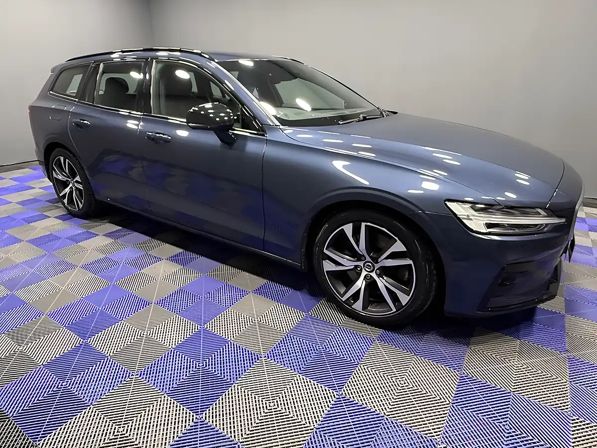 Used 2019 Volvo V60 R-Design Plus Denim Blue - Interior and Exterior details 3