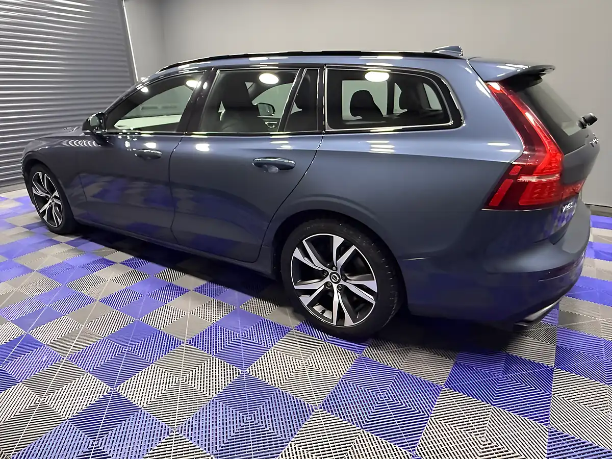 Used 2019 Volvo V60 R-Design Plus Denim Blue - Interior and Exterior details 6