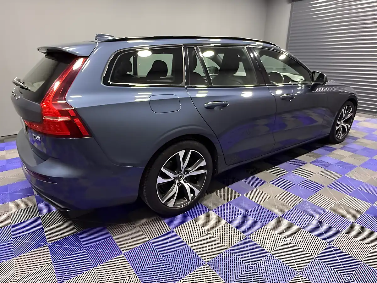 Used 2019 Volvo V60 R-Design Plus Denim Blue - Interior and Exterior details 7