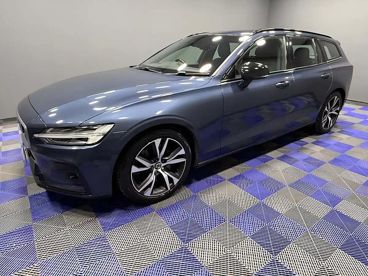 Used 2019 Volvo V60 R-Design Plus Denim Blue - Interior and Exterior details 8