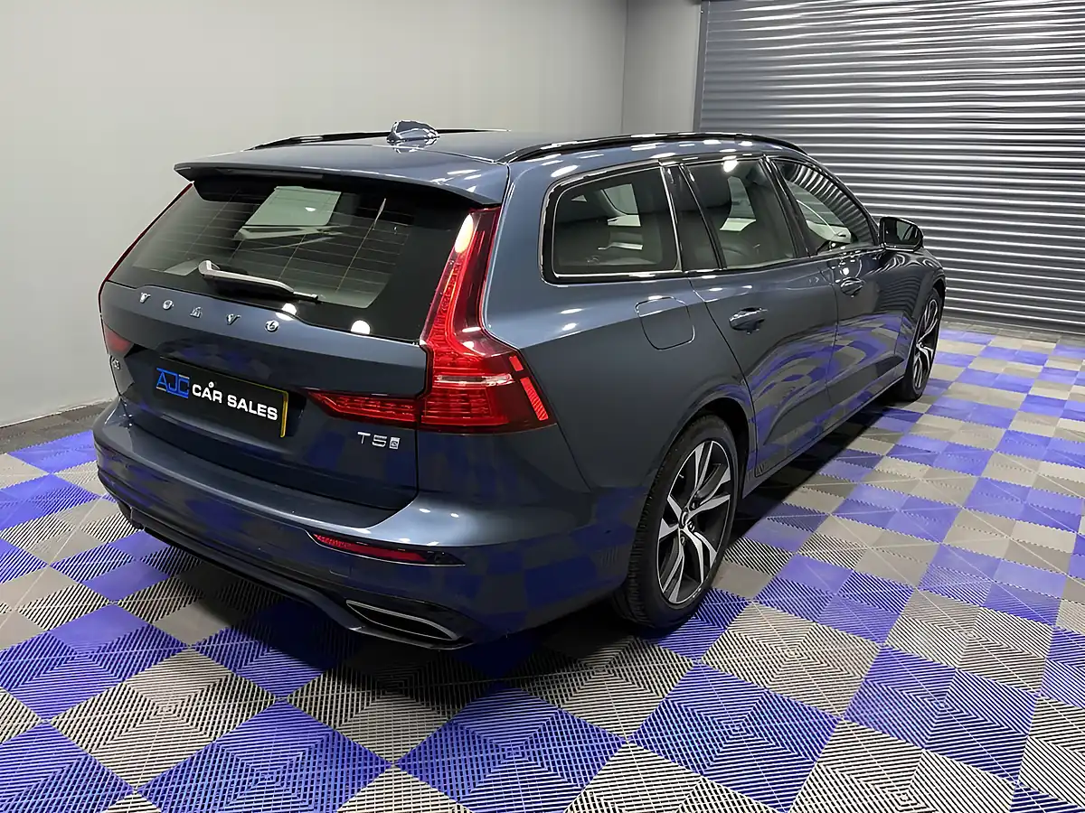 Used 2019 Volvo V60 R-Design Plus Denim Blue - Interior and Exterior details 9